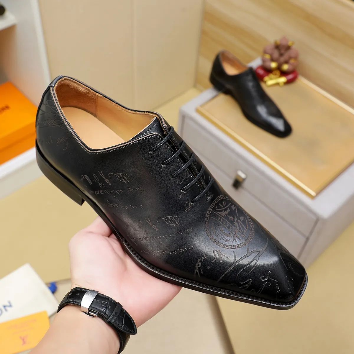 Men's shoes 💰620 💰 Louis Vuitton LV ® Autumn and Winter 🆕 models 🔛Full shoe counter First layer cowhide, 🐂leather lined casual shoes for men, super soft outsole, essential for driving. Counter synchronized original first layer cowhide completely 1:1 mold customization 🌹Top version, 2 colors available! Number: 38-45 (37.46. Customized)